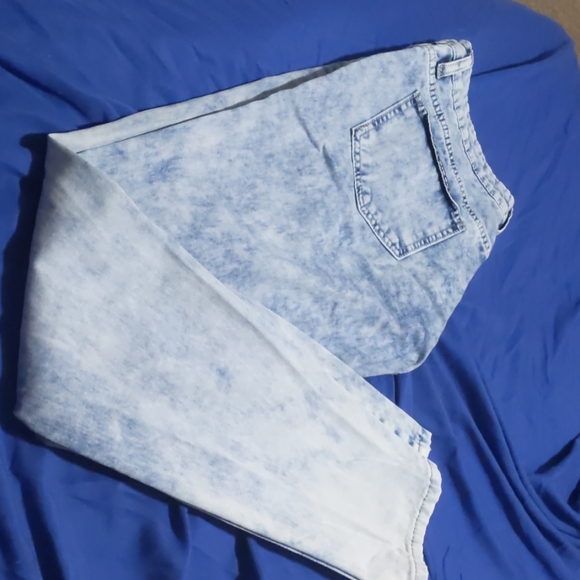 Distressed jeans - Picture 2 of 4